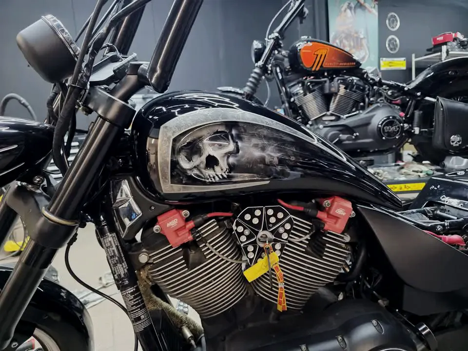 Czarny zbiornik Harley-Davidson z airbrushem czaszki i grafitowymi detalami