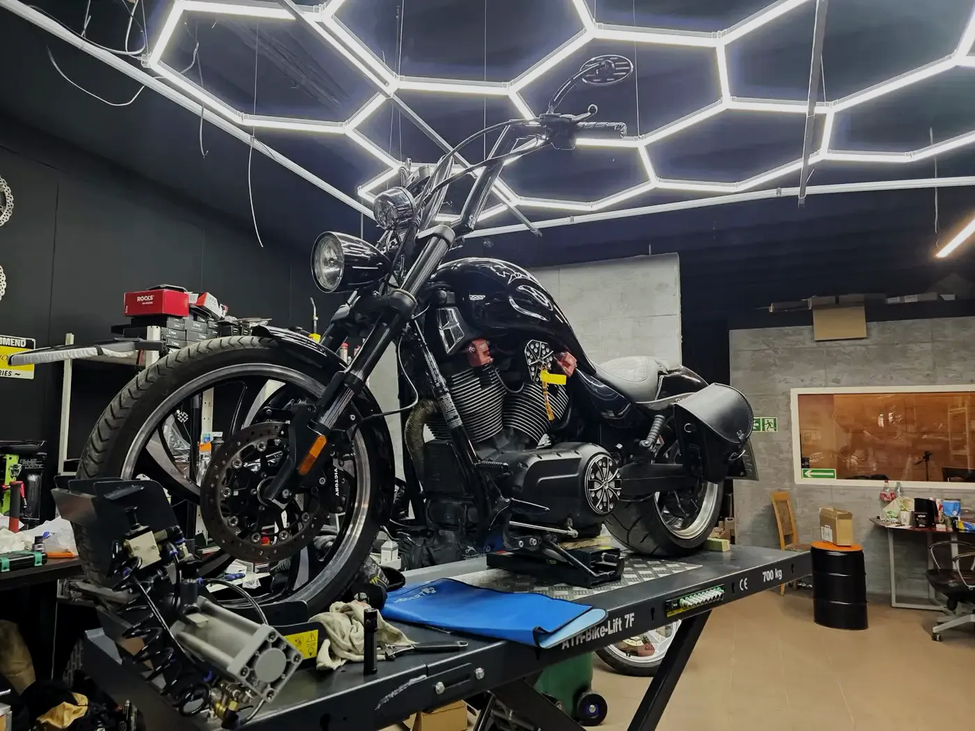 Harley-Davidson na podnośniku pod sześciokątnym oświetleniem