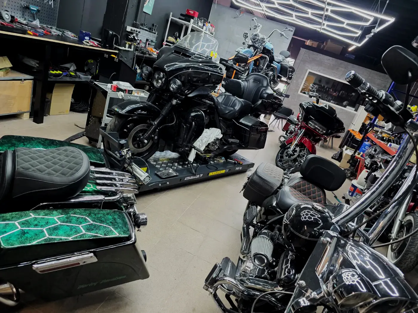 Podnośniki z motocyklami w hali