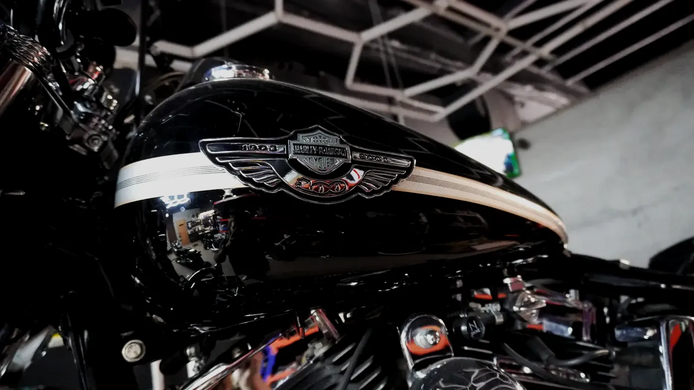 Zbiornik Harley-Davidson Heritage w warsztacie Heavyweight Garage
