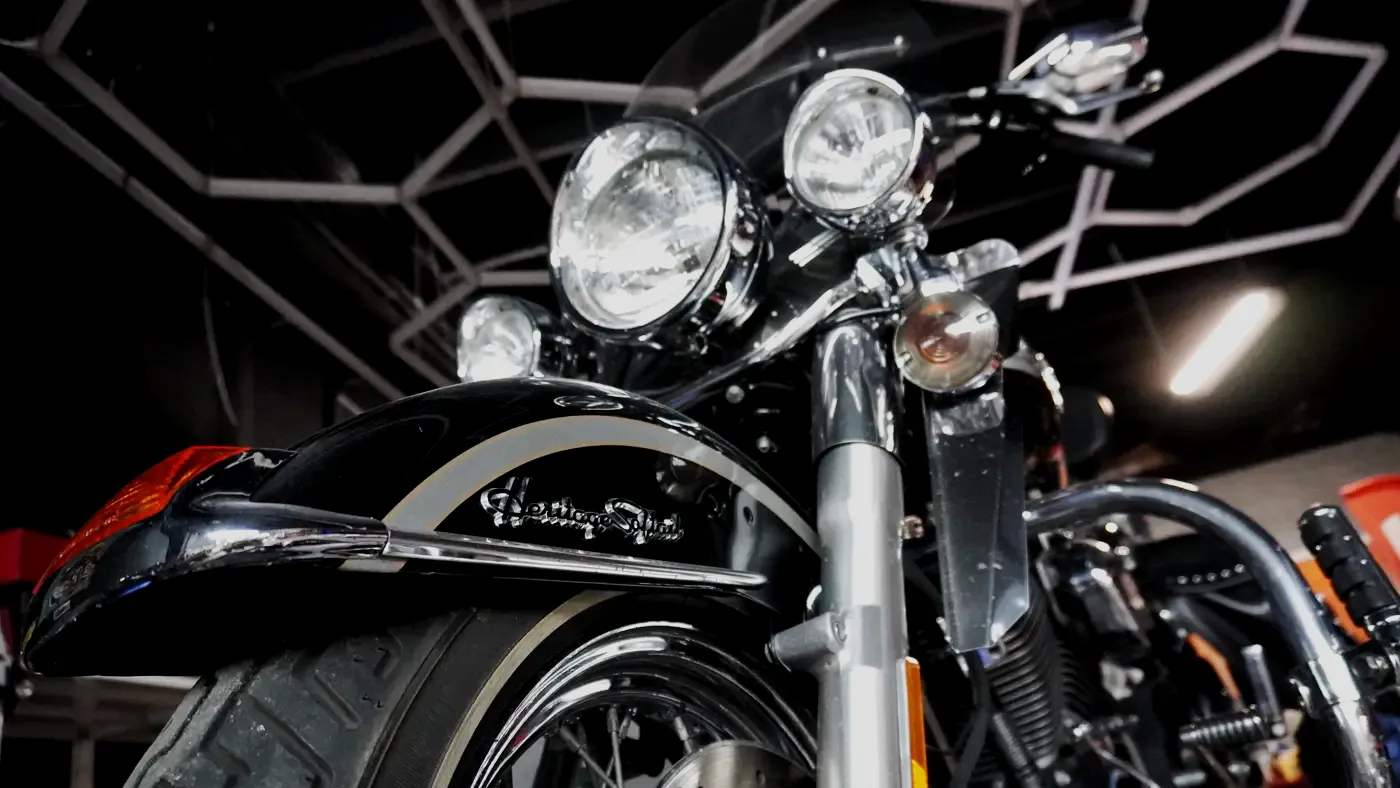 Lampy Harley-Davidson Heritage pod sześciokątnym sufitem