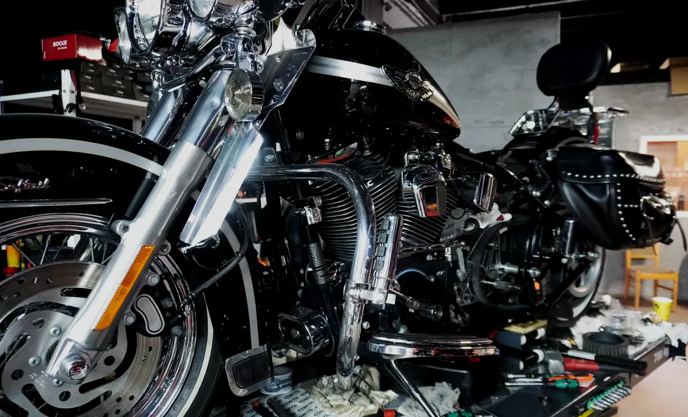 Harley-Davidson Heritage od przodu, chromowany widelec