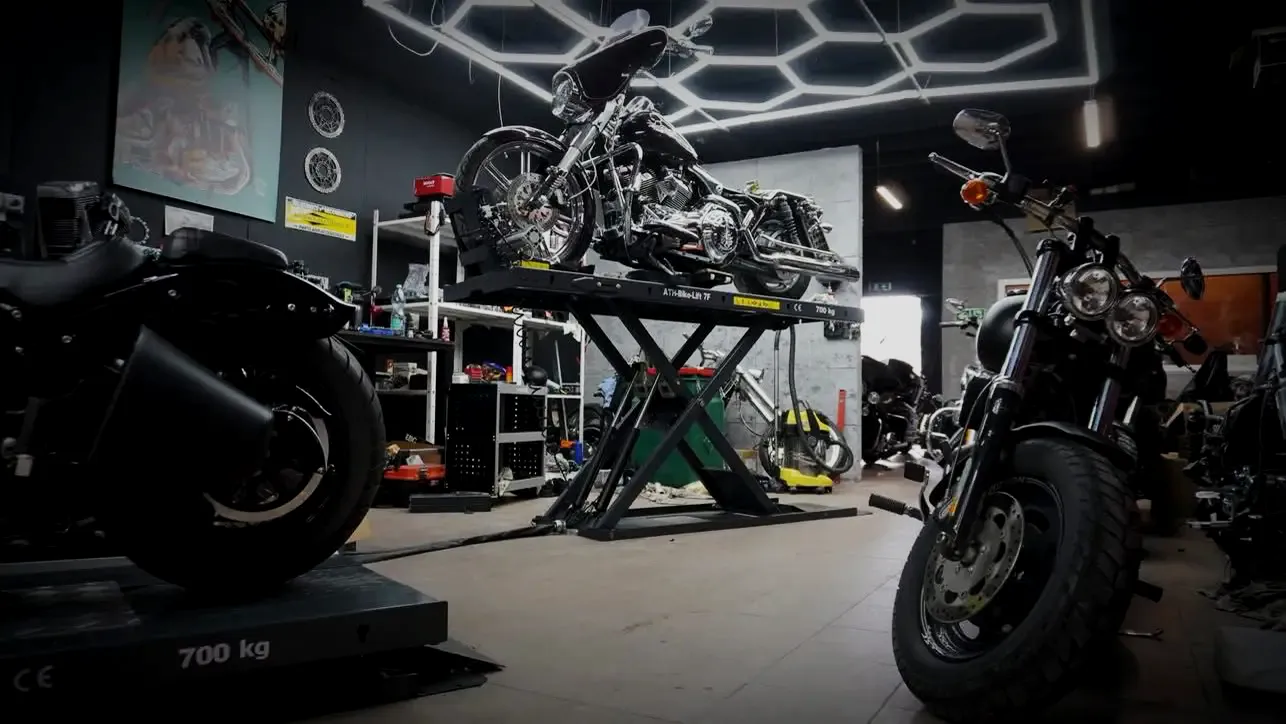 Harley-Davidson Softail na podnośniku w warsztacie