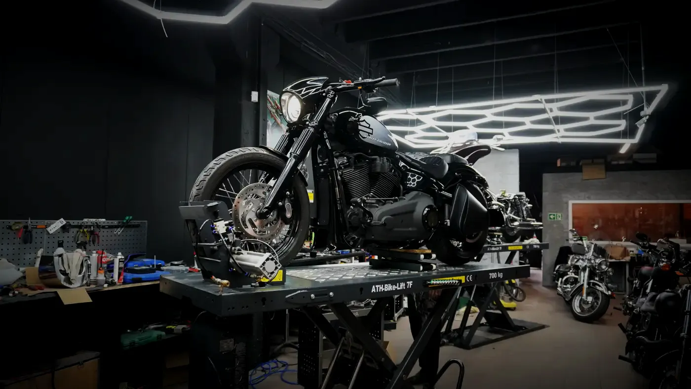 Motocykl na podnośniku w warsztacie Heavyweight Garage