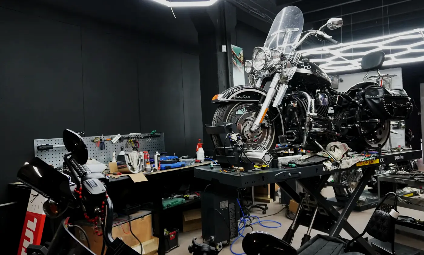 Harley-Davidson Touring na podnośniku