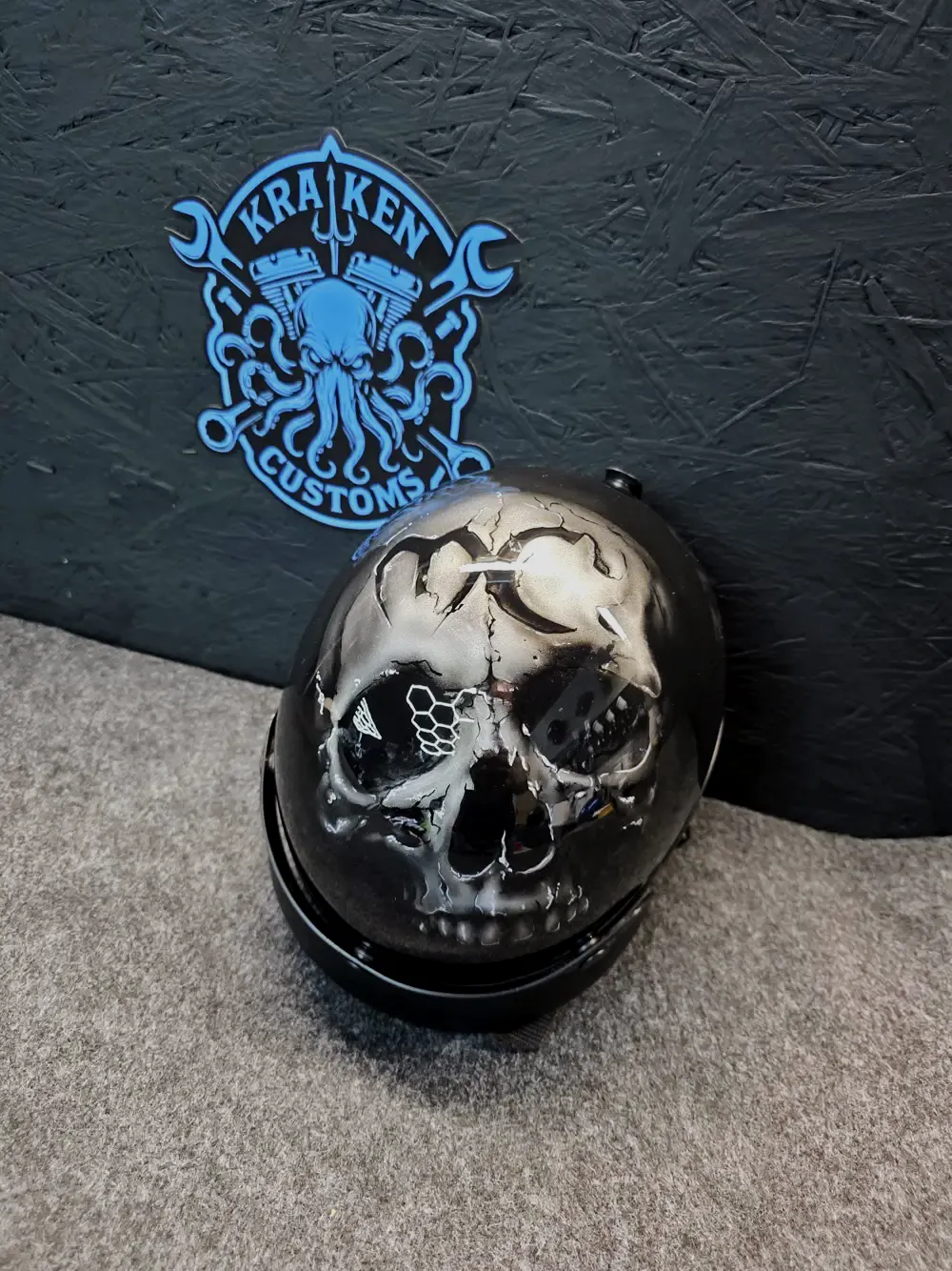Kask motocyklowy z ręcznie malowaną czaszką, airbrush Heavyweight Garage Gdynia