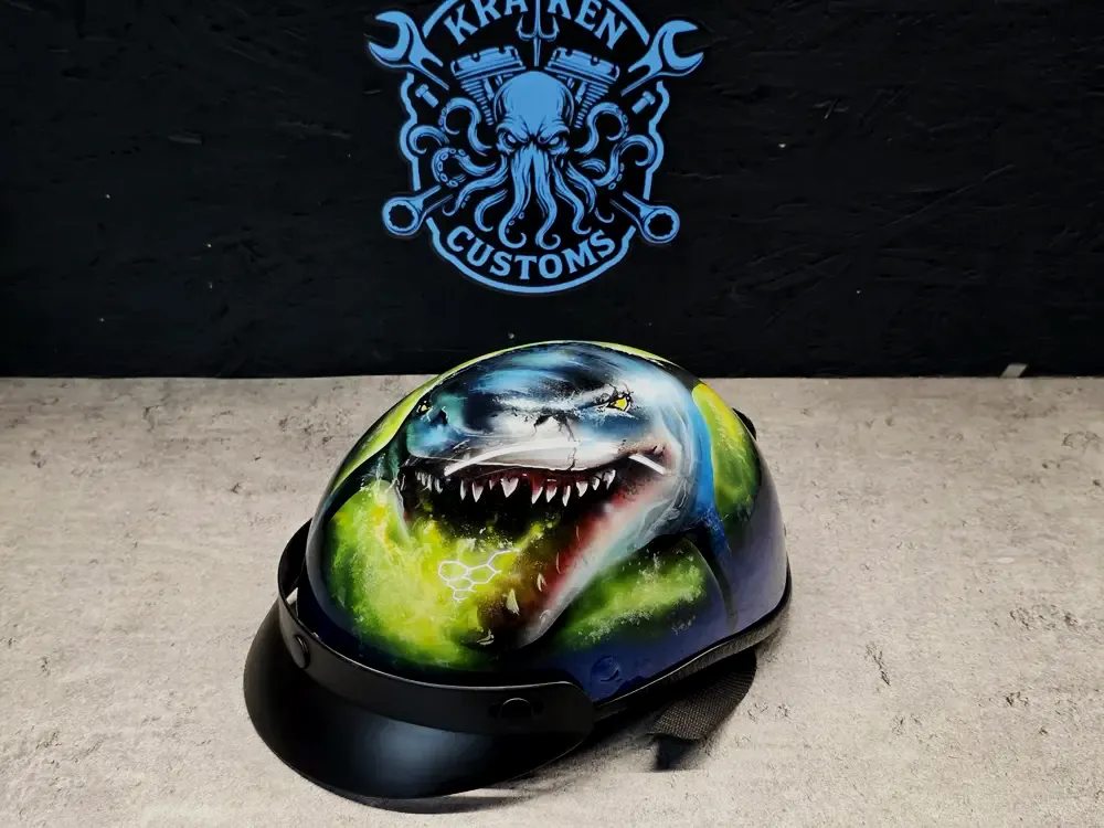 Kask orzeszek z airbrushem rekina na zielono-żółtym tle