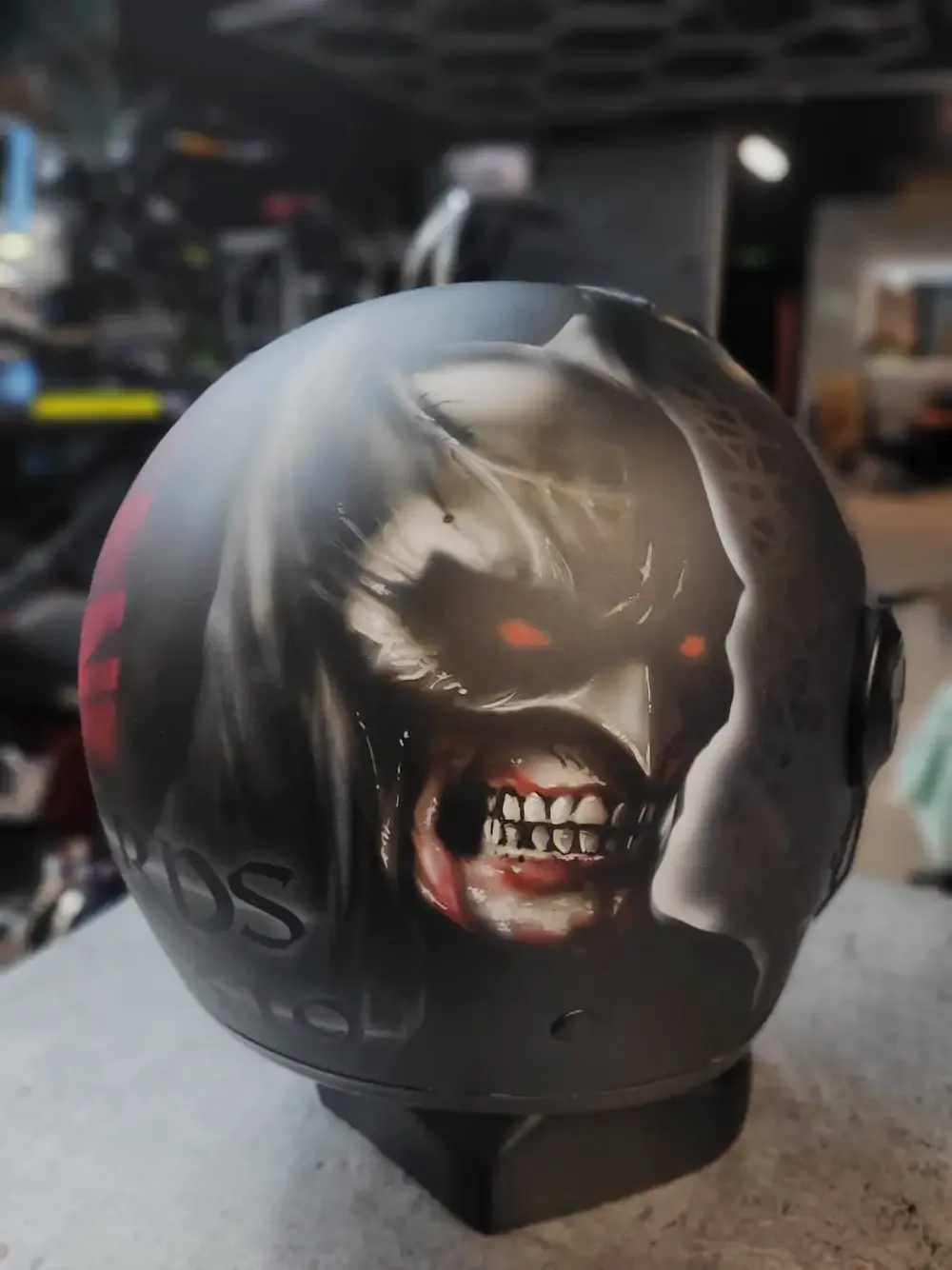 Kask integralny z airbrushem wilkołaka na matowym tle