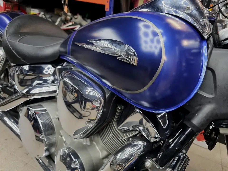 Zbiornik Harley-Davidson w kolorze kandy blue z grafiką