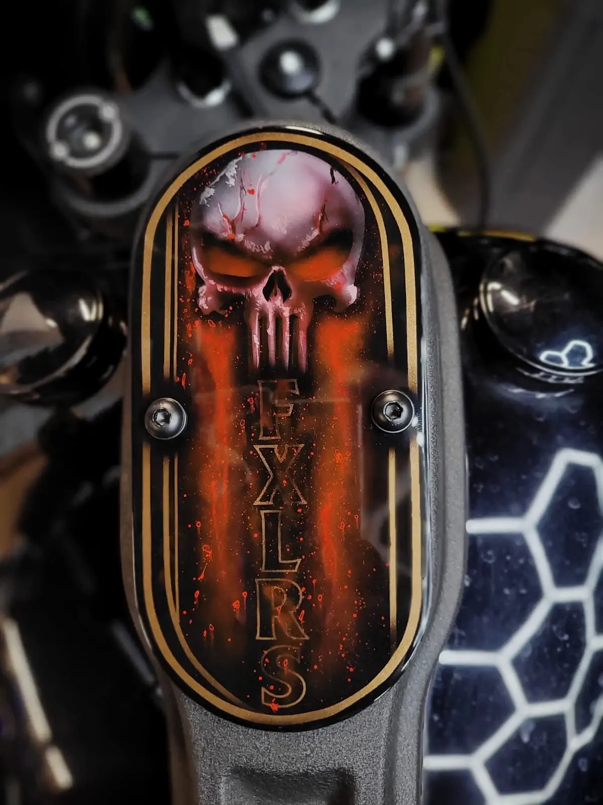 Airbrush z czaszką na konsoli zbiornika Harley-Davidson, praca lakierni Heavyweight Garage