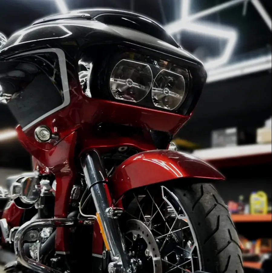 Czerwony Harley-Davidson Road Glide w serwisie