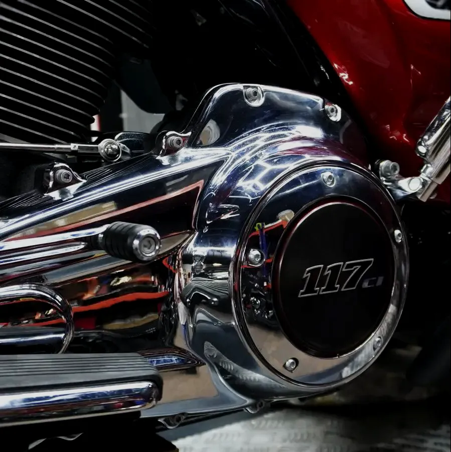 Chromowana pokrywa silnika Milwaukee-Eight 117 po serwisie w Heavyweight Garage